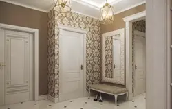 Түрлі тұсқағаздар фотосуреті бар дәліз