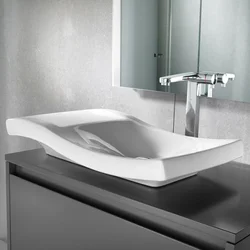 Vannaning stol usti fotosuratida hammom uchun lavabo qoplamasi