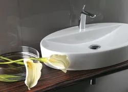 Küvetin tezgah üstü fotoşəkildə vanna otağı lavabo örtüyü