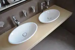Küvetin tezgah üstü fotoşəkildə vanna otağı lavabo örtüyü