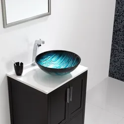 Vanna otağı fotoşəkilində tezgahın üstündəki lavabo qabı