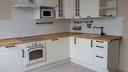 Белая Кухня Чорная Тэхніка Фота Драўляная Стальніца