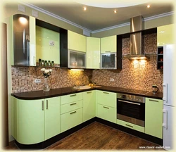 Цветовая гамма кухонных гарнитуров для маленькой кухни фото