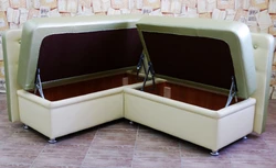 Tortmalari bilan oshxona uchun burchakli divan fotosurati