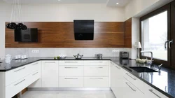 Ошхона сафед бо countertop чӯбӣ ва дастаки сиёҳ дар дохили