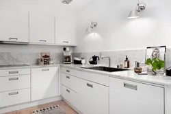 Ошхона сафед бо countertop чӯбӣ ва дастаки сиёҳ дар дохили