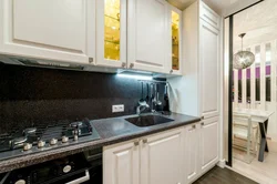 Тарҳи ошхона бо пешдоман торик ва акс countertop торик