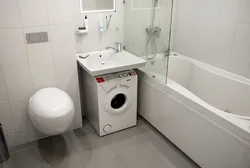 Kir Yuvish Mashinasi Fotosurati Ustidagi Lavabo Bilan Hammom Dizayni