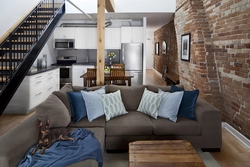 Yashash xonasidagi divanlar loft fotosurati