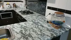 Ас үй фотосуретіндегі үстелшелерге арналған пленка