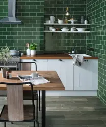 Кухня с зеленым фартуком из плитки дизайн