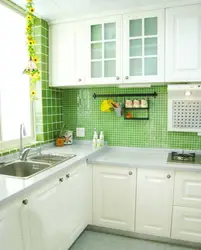 Кухня с зеленым фартуком из плитки дизайн