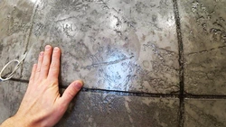 Öz əlləri ilə gipsdən hazırlanmış bir banyoda imitasiya plitələr fotoşəkili