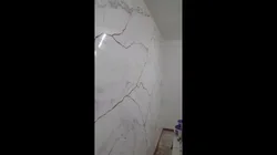 Плиткаҳои тақлидӣ дар ҳаммом аз гаҷ бо дасти худ акс