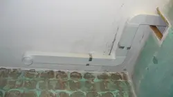 Asma tavan fotoşəkili altında mətbəxdə havalandırma