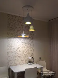 Masa fotoşəkilinin üstündəki divarda mətbəx üçün aplik
