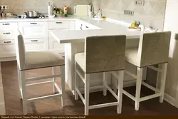 Акси курсиҳои бар дар дохили ошхона