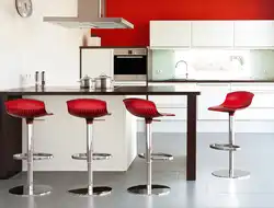 Oshxonaning ichki qismidagi bar taburelari fotosurati
