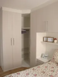 Бұрыштық шкафы бар шағын жатын бөлмесінің дизайны
