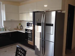 Placement of a refrigerator in the kitchen photo