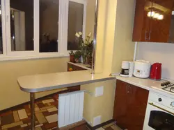 Кухня з балконам і барнай стойкай дызайн