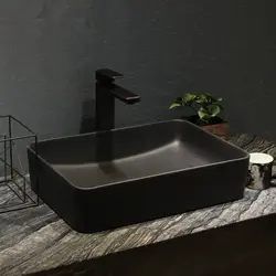 Ichki qismdagi hammomdagi qora lavabo