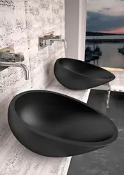 Ichki qismdagi hammomdagi qora lavabo