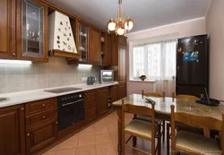 Обои для кухни под коричневый гарнитур фото