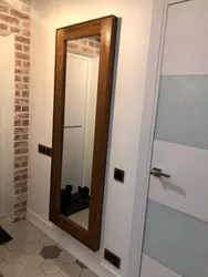 Eshikning qarshisidagi oynali koridor fotosurati