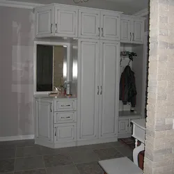 Дәліздегі көлбеу гардероб заманауи фотосуретте