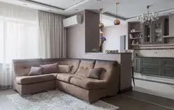 Kvartirada zamonaviy uslubdagi fotosuratda oshxona yashash xonasida divan