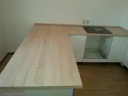 Oshxonaning ichki qismidagi Kanada eman peshtaxtasi