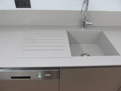 Oq lavabo fotosurati bo'lgan oshxonalar