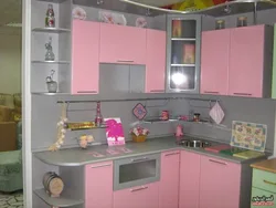 Сұр қызғылт түсті дизайндағы ас үй