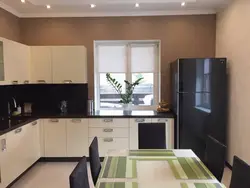 Коричневая кухня с белой столешницей в интерьере