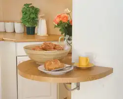 Kiçik mətbəx fotoşəkilində künc masası