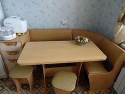 Kichik oshxona fotosuratidagi burchak stoli