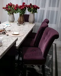 Ас үйдің интерьеріндегі жұмсақ орындықтар