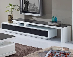 Nightstand дароз дар меҳмонхона дар як акс сабки муосир