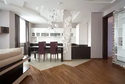 Mətbəx ilə oturma otağının daxili hissəsindəki sütunlar