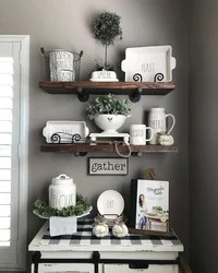 Mətbəx fotoşəkilində rəfləri necə bəzəmək olar