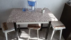 Мизи кори худ аз рӯи тахта барои акси ошхона