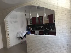 Ошхона бо аркҳо ва бар ҳисобкунакҳо акс