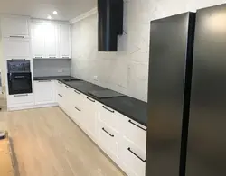 Yuxarı şkafları olmayan mətbəx U formalı dizayn