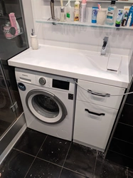Tezgah üstü lavabo və paltaryuyan maşın ilə vanna otağı dizaynı