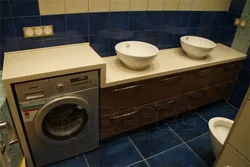Dastgohli lavabo va kir yuvish mashinasi bilan hammom dizayni