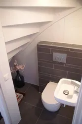 Evdə pilləkənlər altında vanna otağı dizaynı