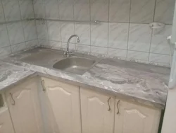 Столешница чиполлино в интерьере кухни