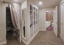 Soyunma otağında qapı yerinə pərdələr fotoşəkil