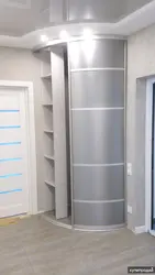 Koridordakı dəyirmi qarderob fotoşəkili